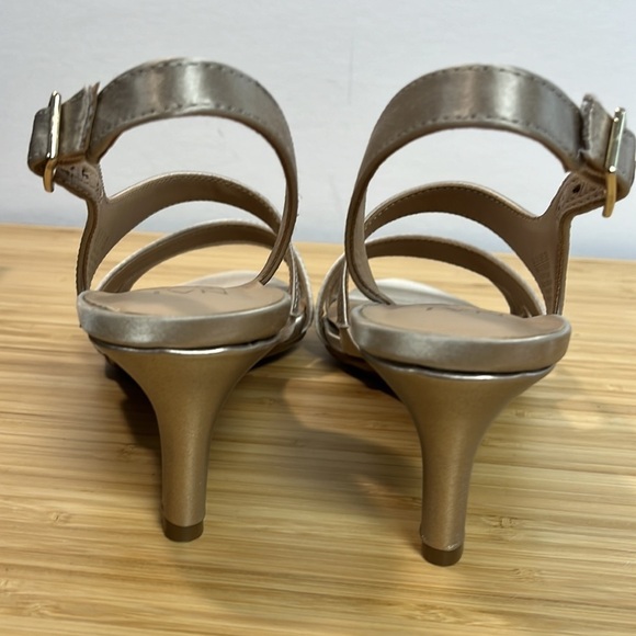 Naturalizer Taimi Champagne Satin 8 Wide Sandal Shoes - Picture 10 of 11